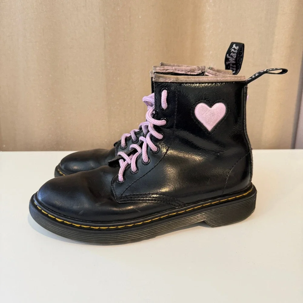 Dr.‎ Martens 1460 Delaney Black Patent Leather Pink Heart Boots Kids Zip Combat